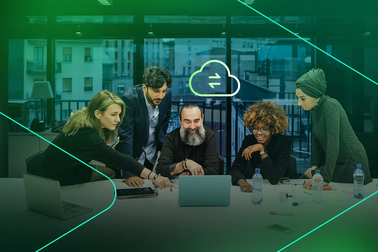 Equipe colaborando em projeto de tecnologia em escritório moderno.