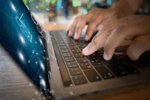 Pessoa interagindo com o teclado do notebook