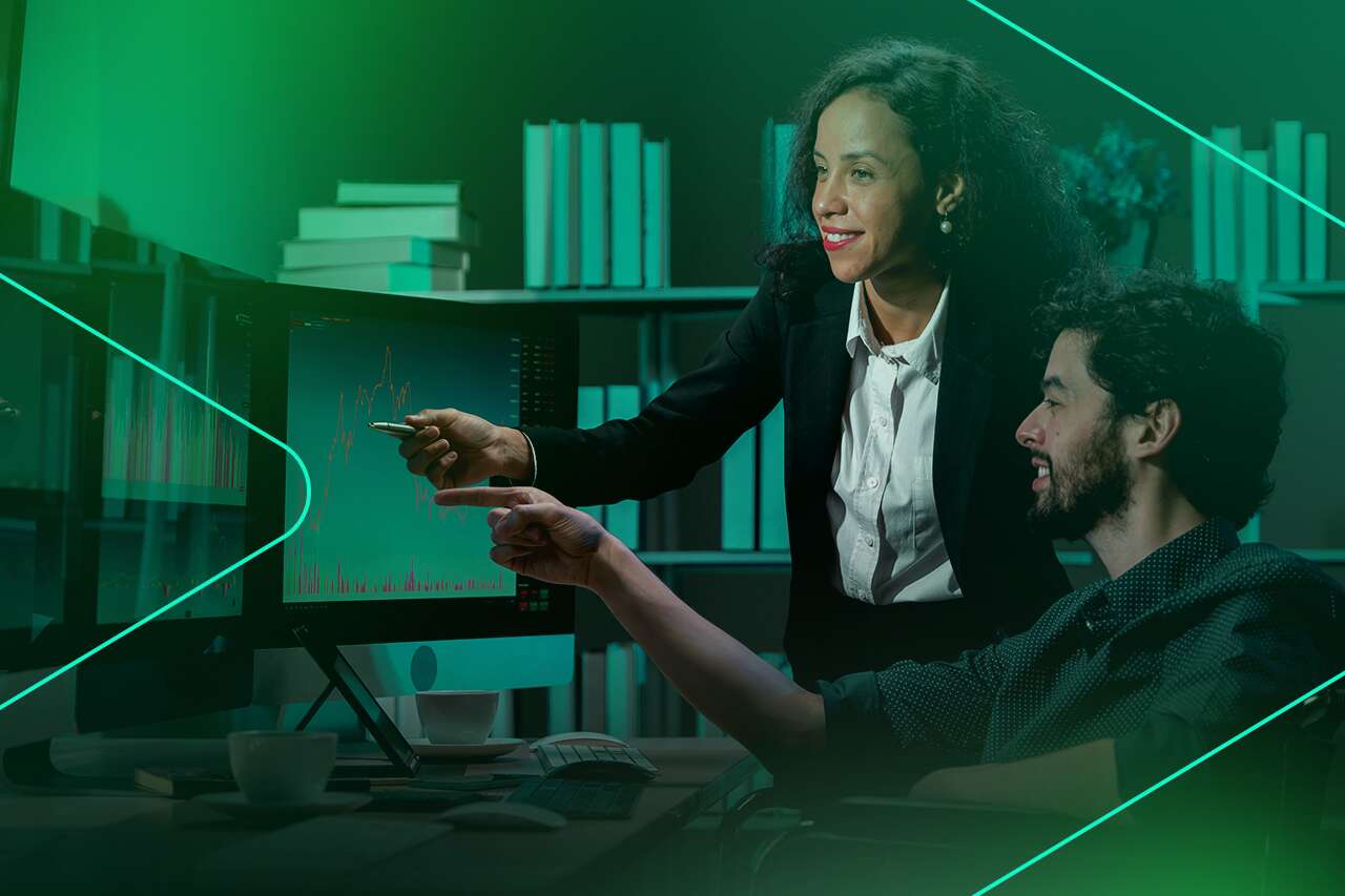 Profissionais analisando gráficos em computador