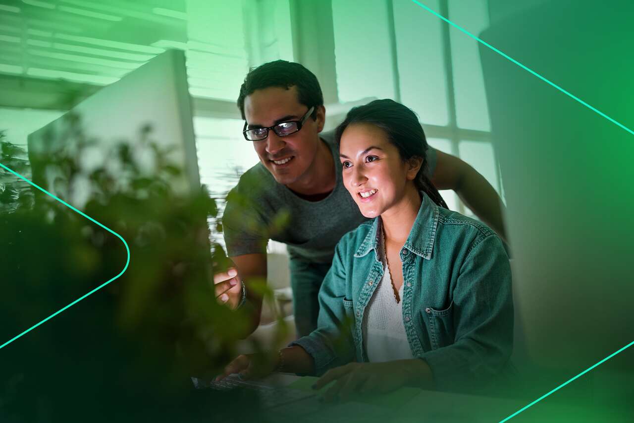 Pessoas analisando dados em um computador