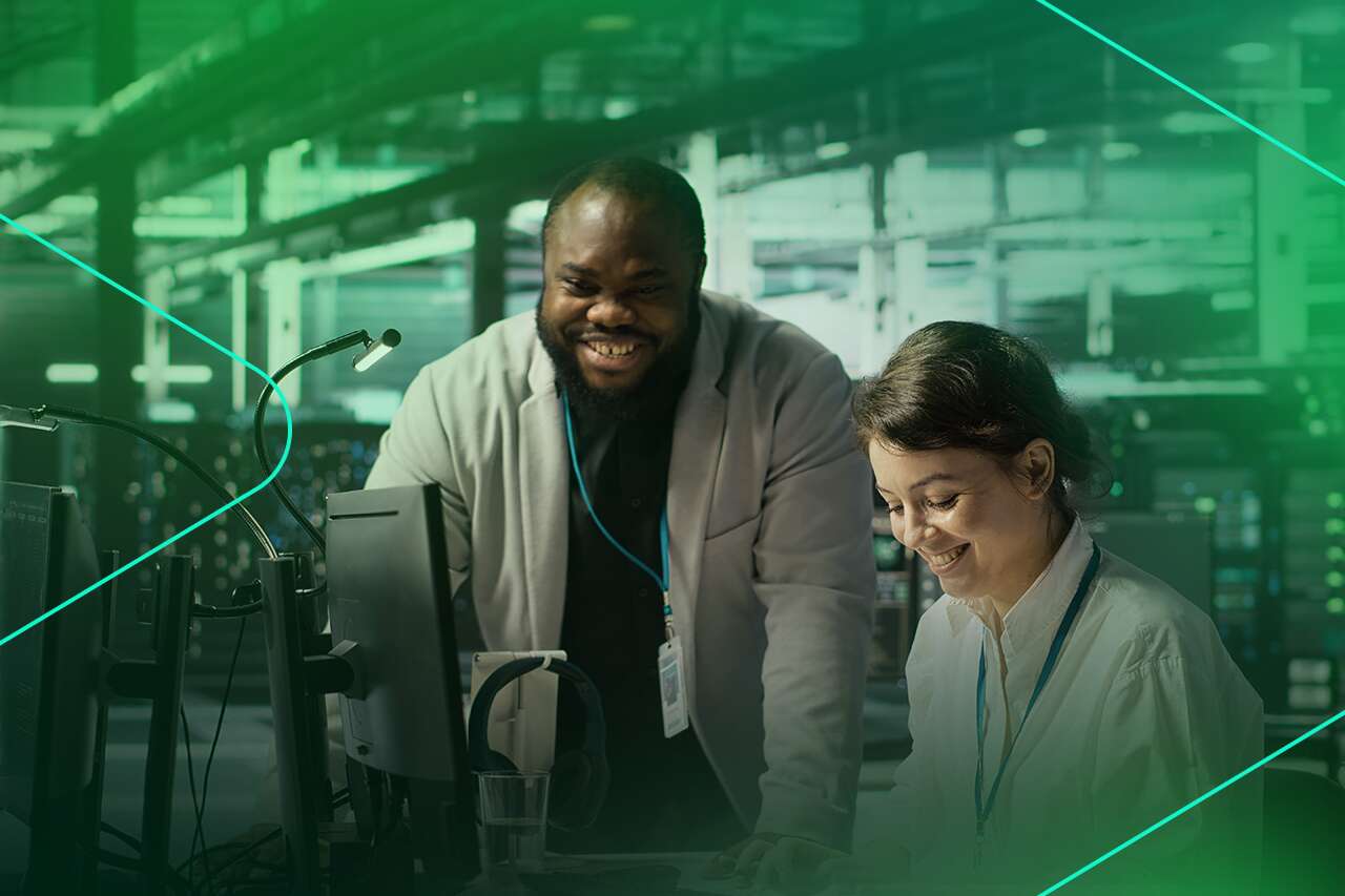 Colaboradores felizes em ambiente de trabalho