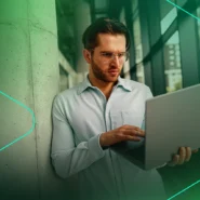 Homem trabalhando em laptop em ambiente moderno