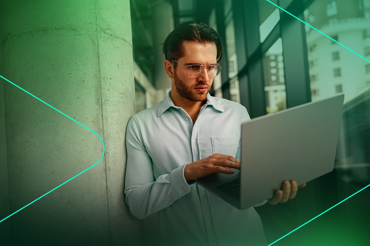Homem trabalhando em laptop em ambiente moderno