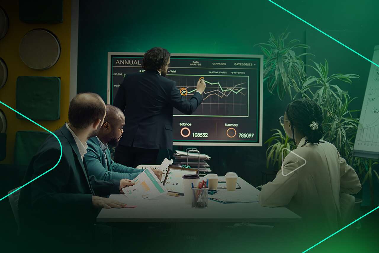 Reunião com gráfico de desempenho em tela grande