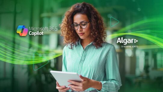 Mulher usando tablet com logotipos da Microsoft e Algar