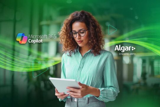 Mulher usando tablet com logotipos da Microsoft e Algar
