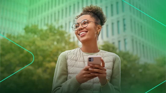 Mulher sorridente usando smartphone ao ar livre