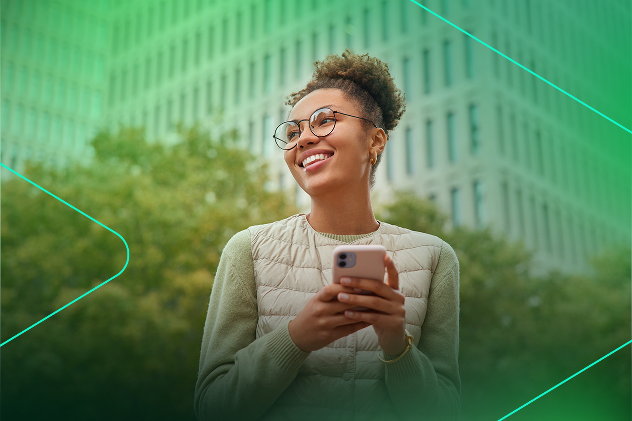 Mulher sorridente usando smartphone ao ar livre