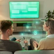 Casal assistindo TV com interações virtuais