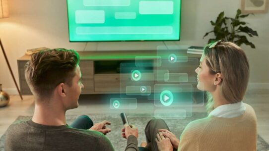Casal assistindo TV com interações virtuais