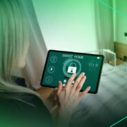 Usuário controla casa inteligente pelo tablet