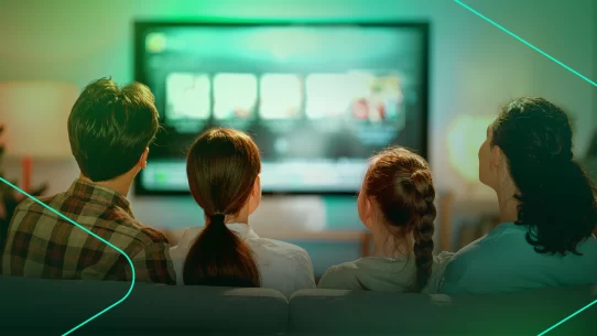 Família assistindo TV em ambiente aconchegante