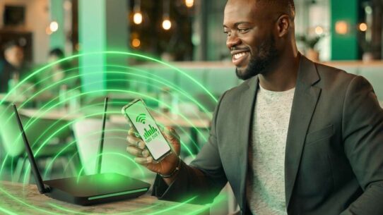 Homem usando smartphone com sinal de Wi-Fi em café