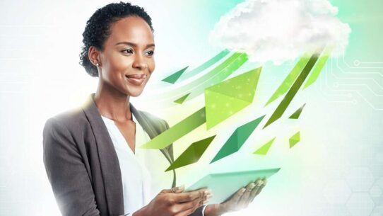 Mulher usando tablet com elementos gráficos digitais