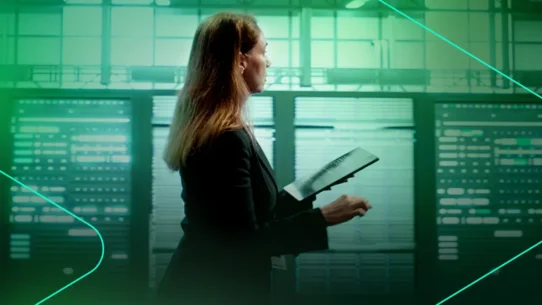 Mulher com um tablet na mão