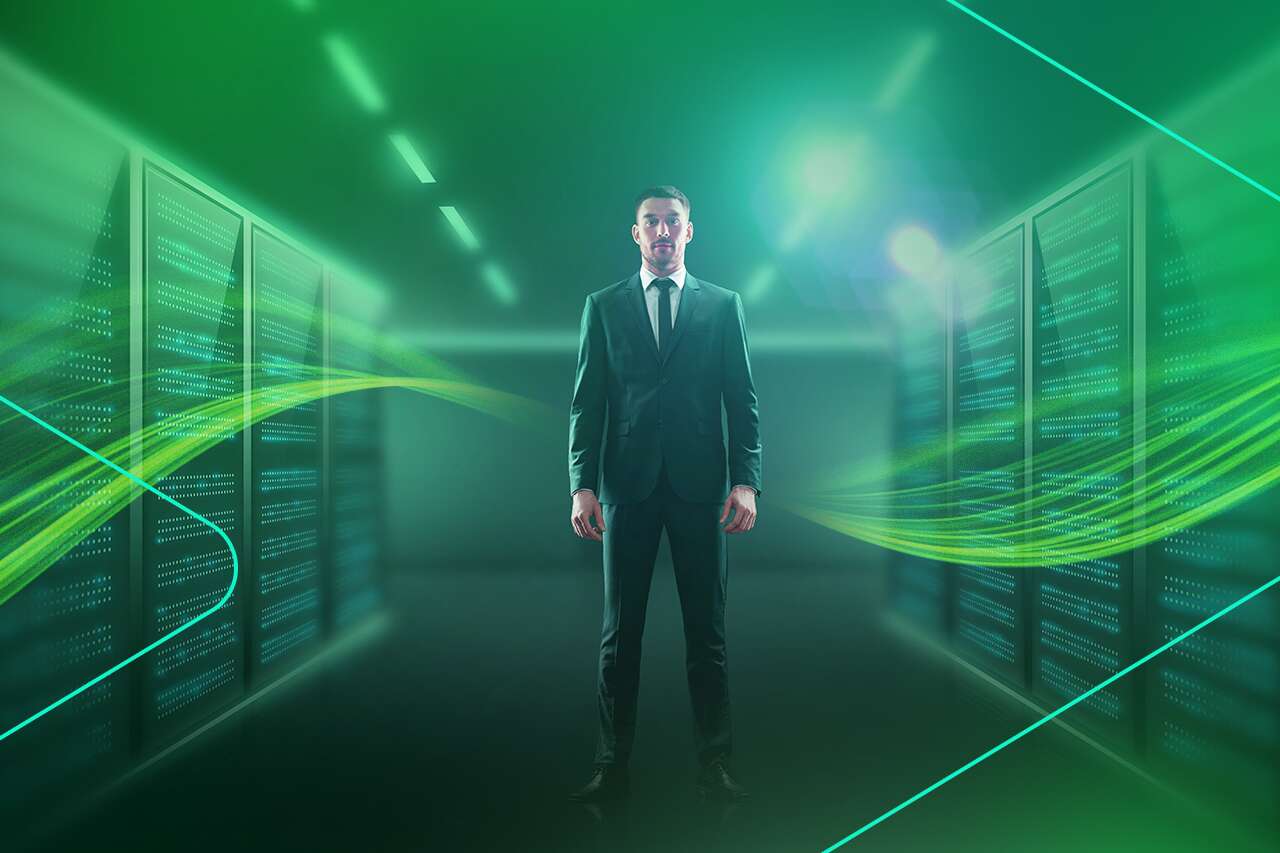 Homem de terno em ambiente tecnológico verde