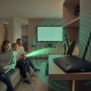 Família usando internet com roteador em casa.