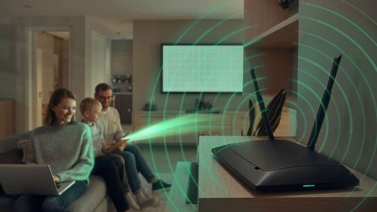 Família usando internet com roteador em casa.