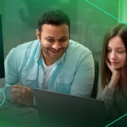 Homem e mulher trabalhando juntos em um notebook