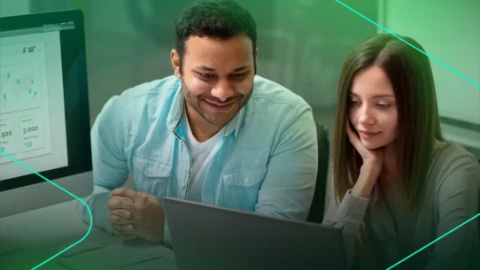 Homem e mulher trabalhando juntos em um notebook