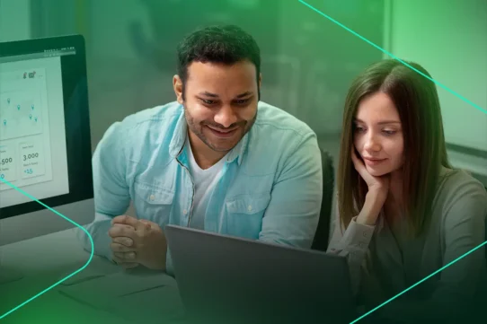 Homem e mulher trabalhando juntos em um notebook