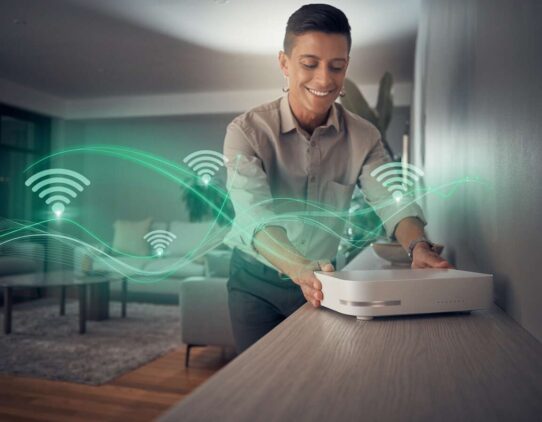 Pessoa ajustando dispositivo com sinal de wifi.