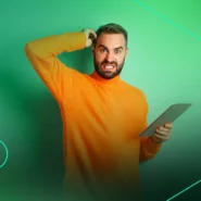 Homem vestindo uma manga longa laranja com um tablet na mão