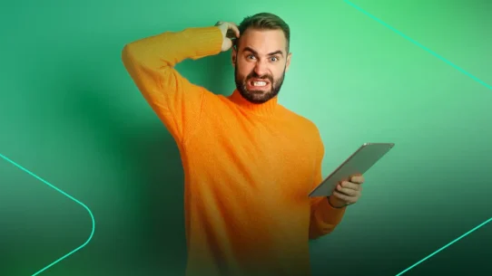 Homem vestindo uma manga longa laranja com um tablet na mão