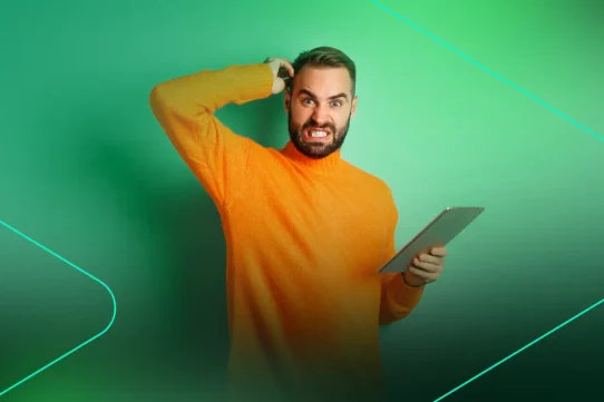 Homem vestindo uma manga longa laranja com um tablet na mão