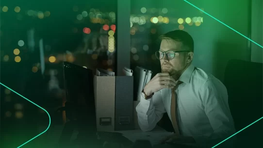 homem escritorio noite pensativo (1)