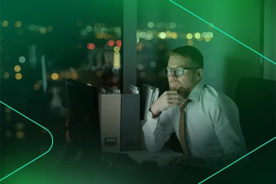 homem escritorio noite pensativo (1)