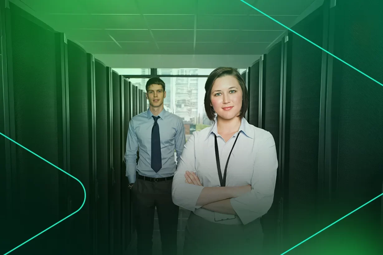 Profissionais em data center, com foco em tecnologia