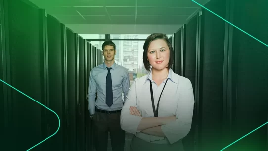 Profissionais em data center, com foco em tecnologia