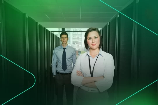 Profissionais em data center, com foco em tecnologia