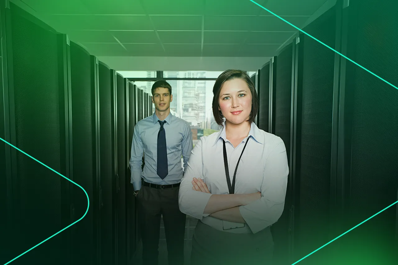 Profissionais em data center, com foco em tecnologia