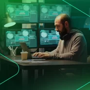 Homem trabalhando em segurança cibernética no computador.