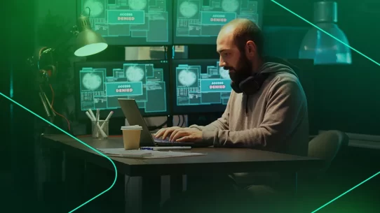Homem trabalhando em segurança cibernética no computador.