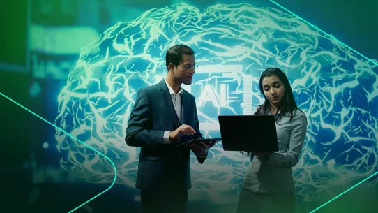 Profissionais discutindo tecnologia e inovação.