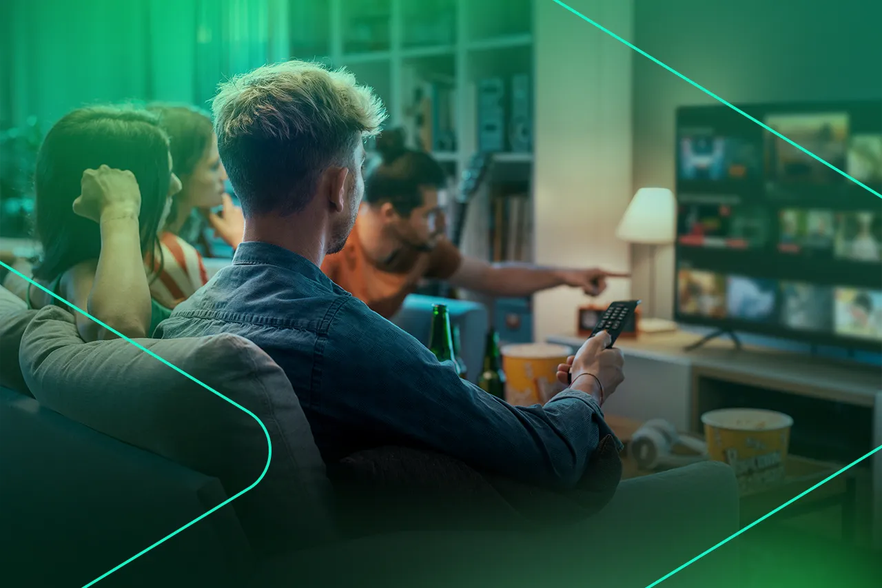 Grupo assistindo TV e se divertindo juntos.