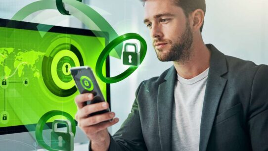 Homem utilizando smartphone com gráficos de segurança digital.