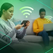 Mulher usando smartphone com sinal Wi-Fi ao fundo.
