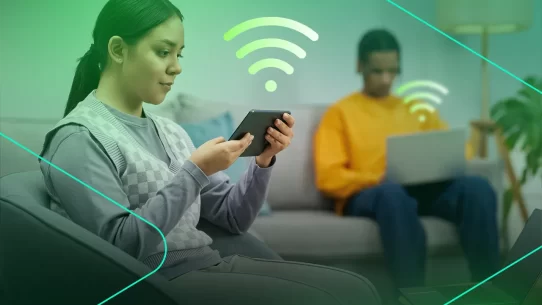Mulher usando smartphone com sinal Wi-Fi ao fundo.