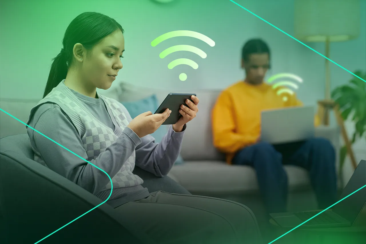 Mulher usando smartphone com sinal Wi-Fi ao fundo.