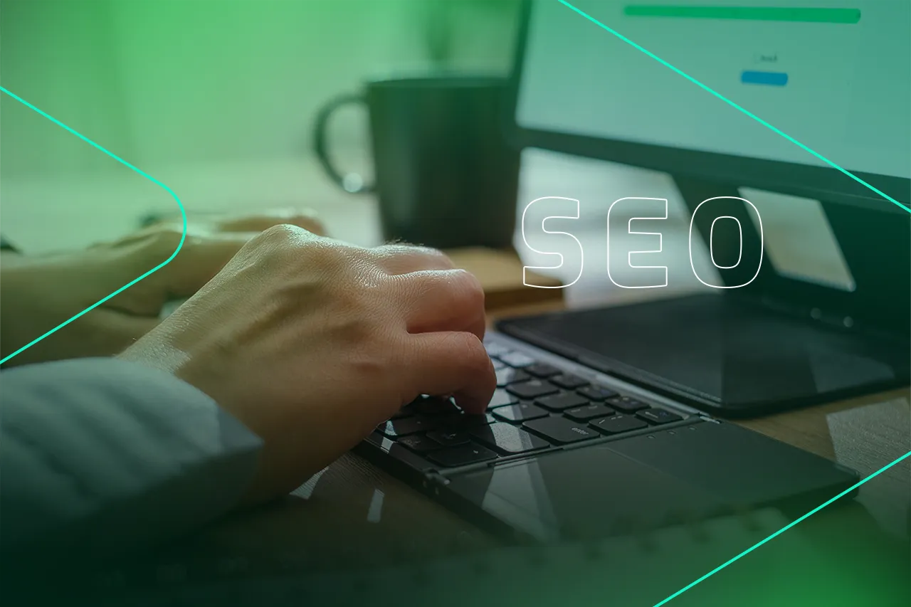 Pessoa digitando em teclado com foco em SEO.