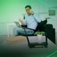Homem usando computador e telefone em casa
