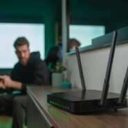 Roteador moderno em mesa com sinal Wi-Fi forte.