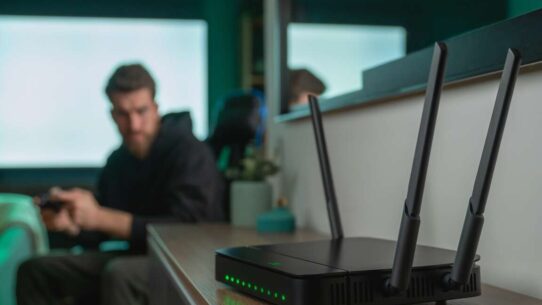 Roteador moderno em mesa com sinal Wi-Fi forte.
