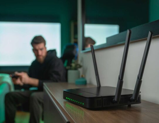 Roteador moderno em mesa com sinal Wi-Fi forte.