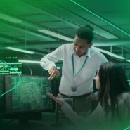 Profissionais de TI analisando dados em monitores