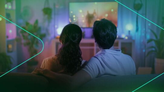 Casal assistindo TV em ambiente aconchegante